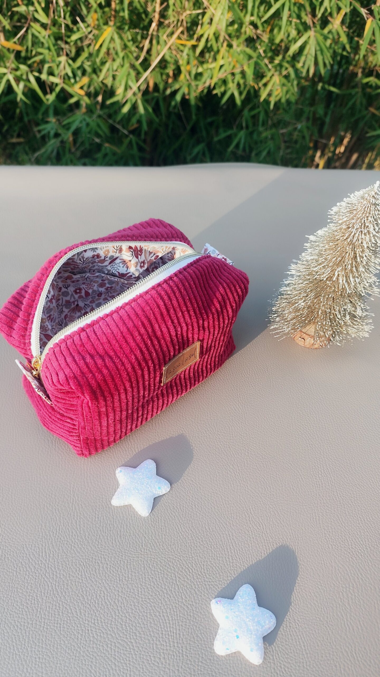 Trousse à maquillage velours framboise, intérieur fleuri – Image 2